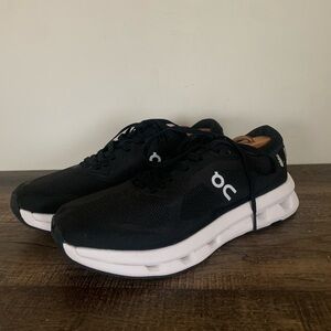 Women's On Running Sz 8 Cloudzone Black White Sneakers